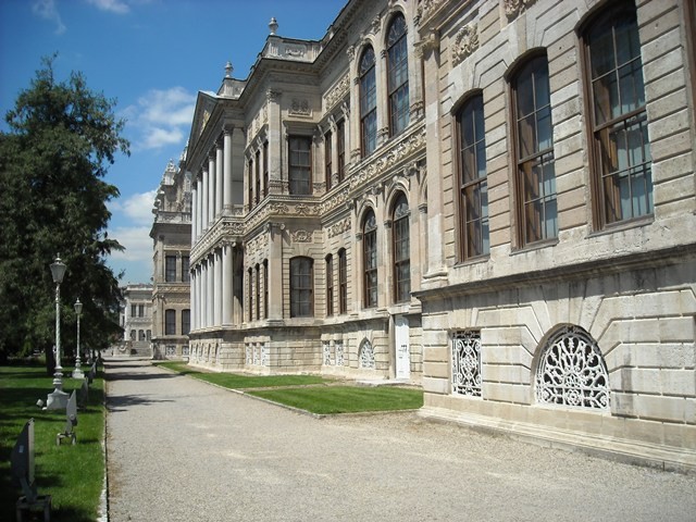 Pałac Dolmabahce - zbudowany w stylu europejskim, pałac  kosztował równowartość 35 ton złota