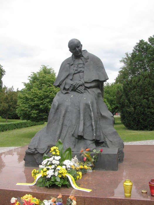 Pomnik Papieża Jana Pawła II wykonany i postawiony w 2007r.