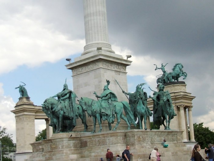 Plac Bohaterów, pomnik Tysiąclecia
