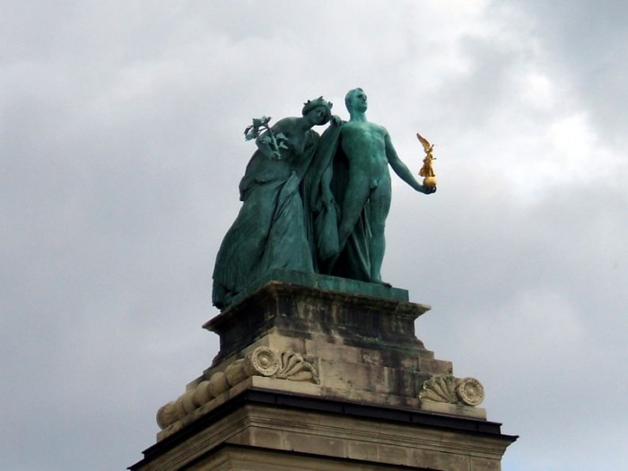 Plac Bohaterów, pomnik Tysiąclecia