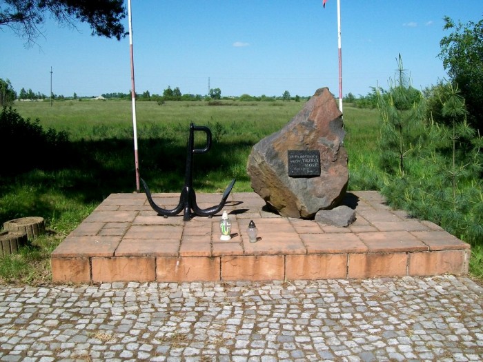 pomnik operacji "MOST 3" przy drodze