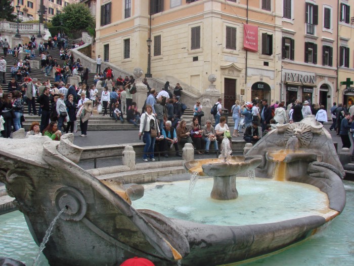 Rzym fontanna Barcaccia-Plac Hiszpański