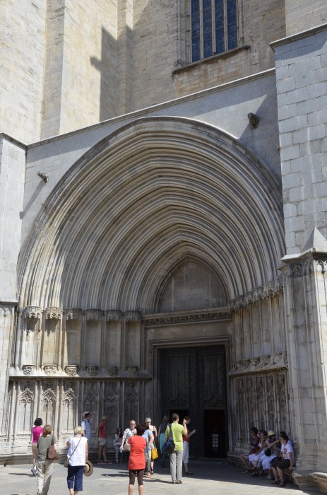 Katedra, nie sposób objąć ją całą więc tylko wejście. Katedra ma najszerszą nawę gotycką  na świecie: 22 m