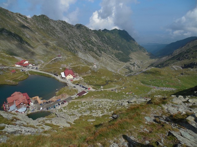 Droga Transfogaraska przecina z północy na południe Góry Fogaraskie, najwyższe pasmo górskie rumuńskich Karpat.