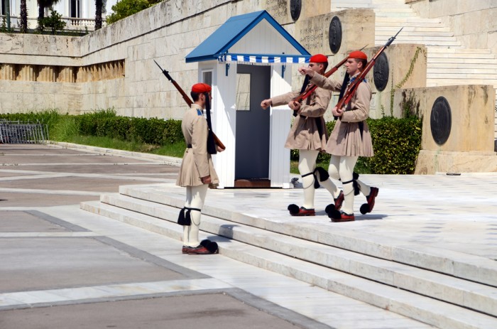 Ateny - zmiana warty przed Grobem Nieznanego Żołnierza