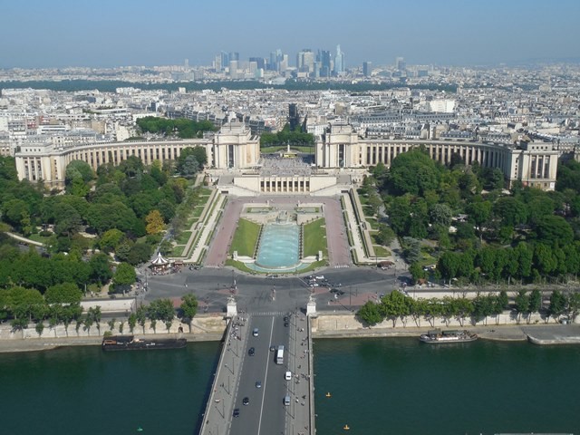 widok z wieży Eiffla na Palais de Chaillot