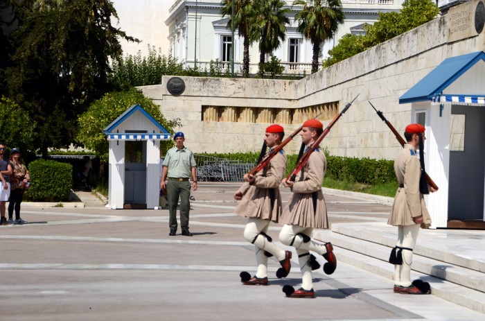 Ateny- zmiana warty przed Grobem Nieznanego Żołnierza