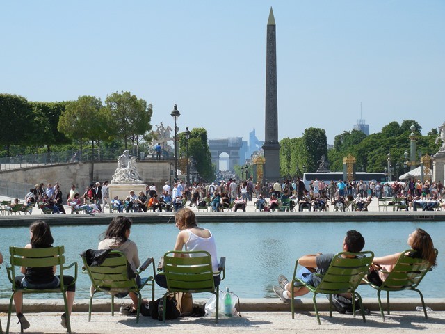 widok z ogrodów Tuileries na Plac Zgody i Pola Elizejskie