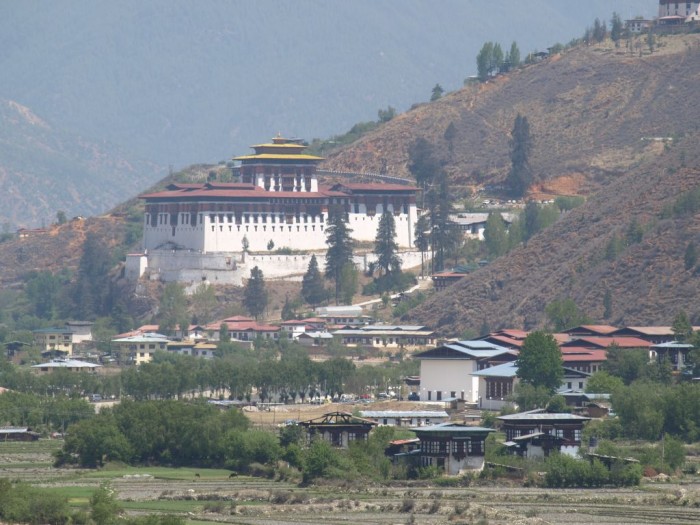 Dzong w Paro - nakręcono tutaj film Mały Budda. Dzong typ fortu obronnego.
