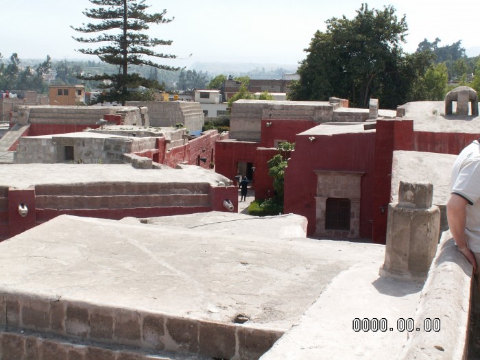 Widok z tarasu na dachy klasztoru