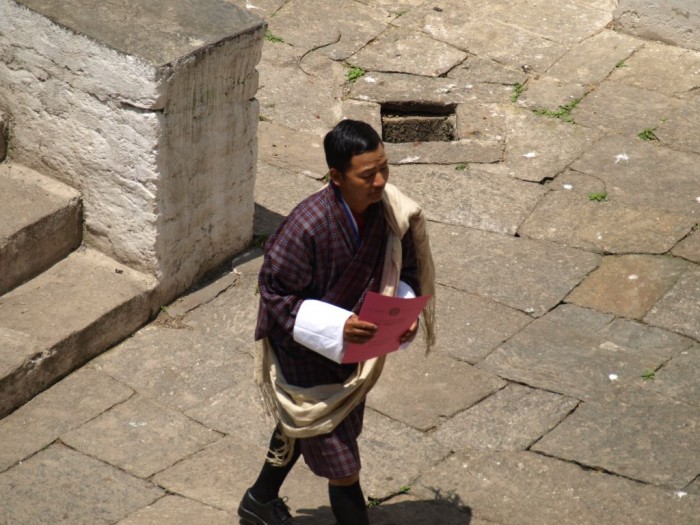Bhutańczyk w stroju GO udaje się do urzędu z Dzongu