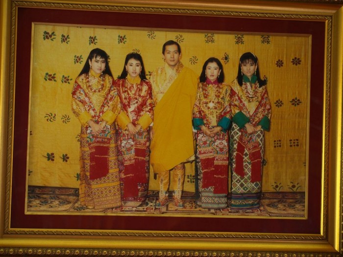 Rodzina Królewska -  były król Bhutanu z żonami