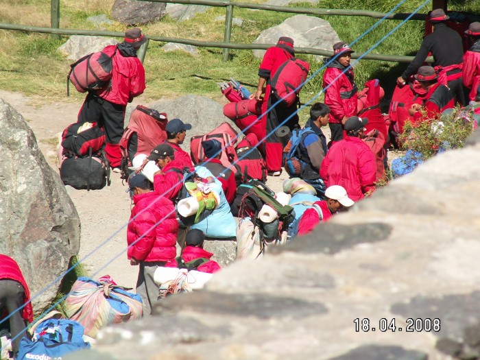 Tragarze i turyści w szlaku do Machu Picchu