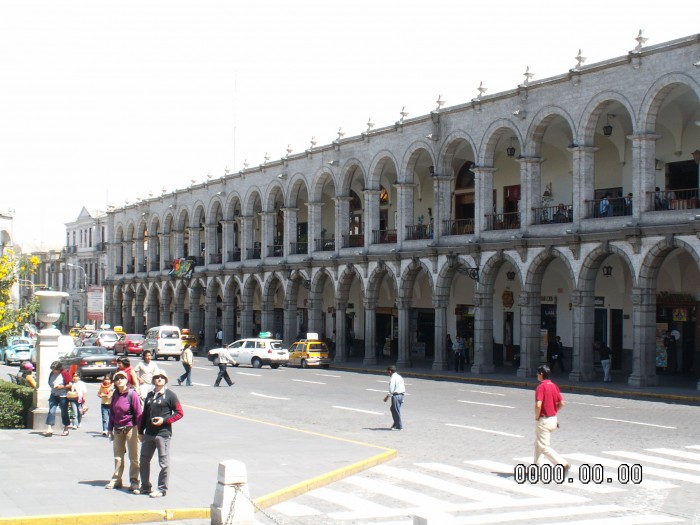 Plac de Armas w Arequipie - wewnątrz budynku kawarnie i sklepy