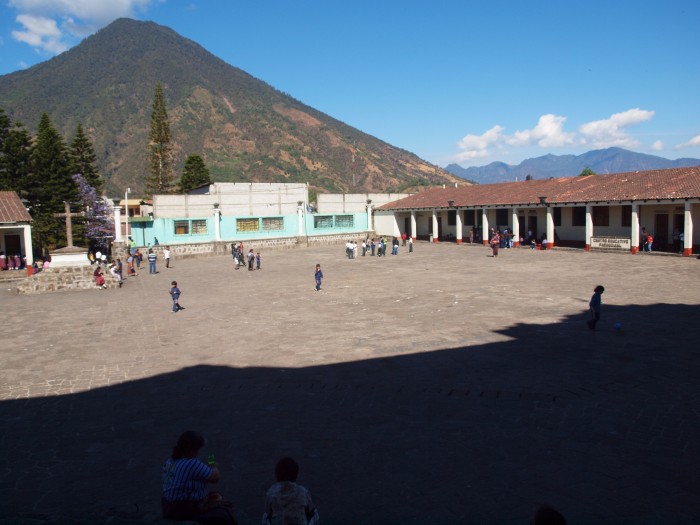 Szkoła w tle wulkan