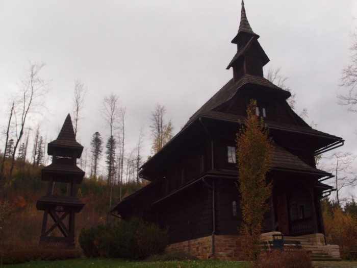Drewniana kaplica i dzwonnica