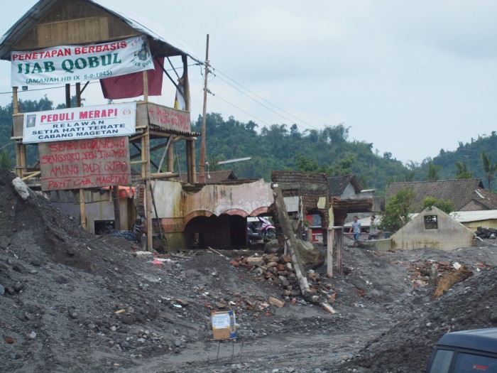 Zniszczenia po wybuchu wulanu Merapi