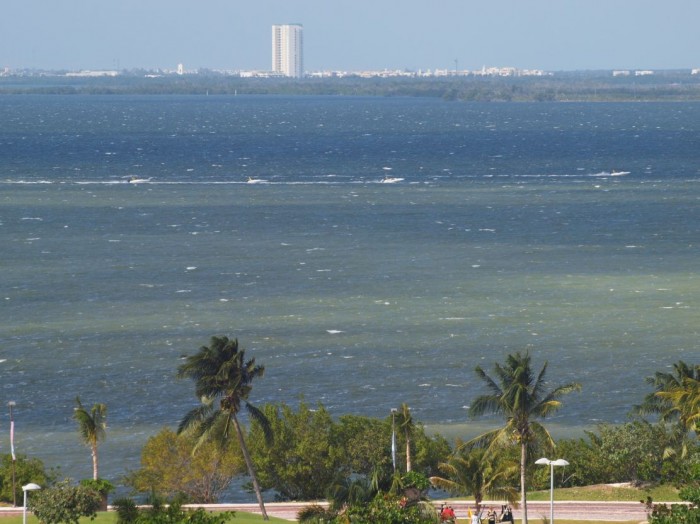 Jezioro i miasto Cancun