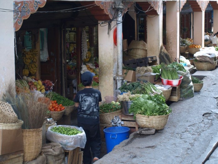 Sprzedaż produktów rolnych w bocznej uliczce - arbuzy, pomarańcze, banany, ziemniaki, ryby