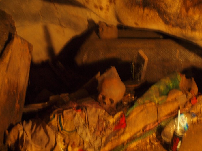 Londa - trumny w jaskiniach