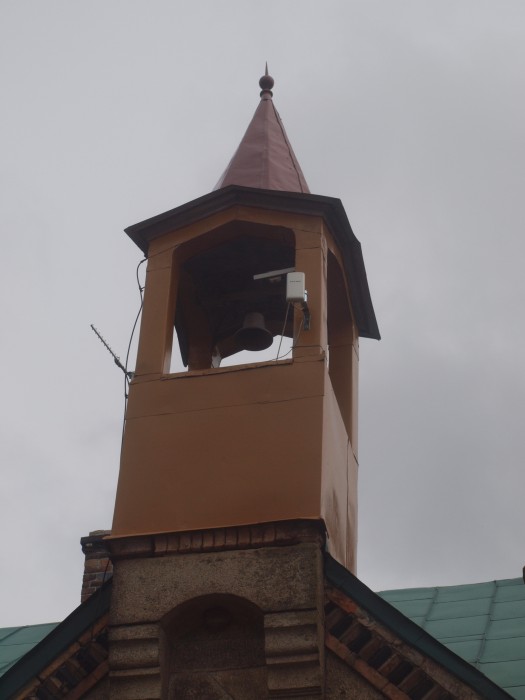 Wieżyczka schroniska z dzwonem