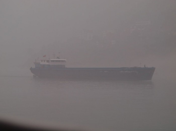 Ciągle mgła - słychać syreny okrętów i statków
