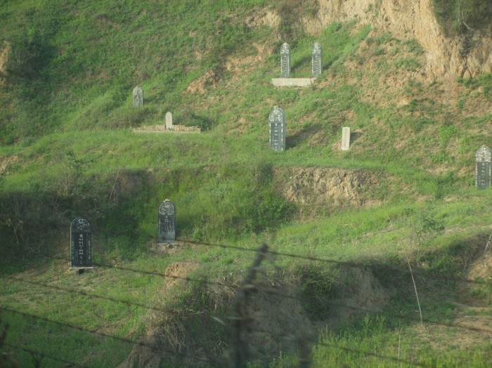 Jedziemy nocnym pociągiem do Xian - liczne pomniki cmentarne