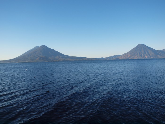 Jezioro, wulkany San Pedro i po lewej Toliman i Atitlan