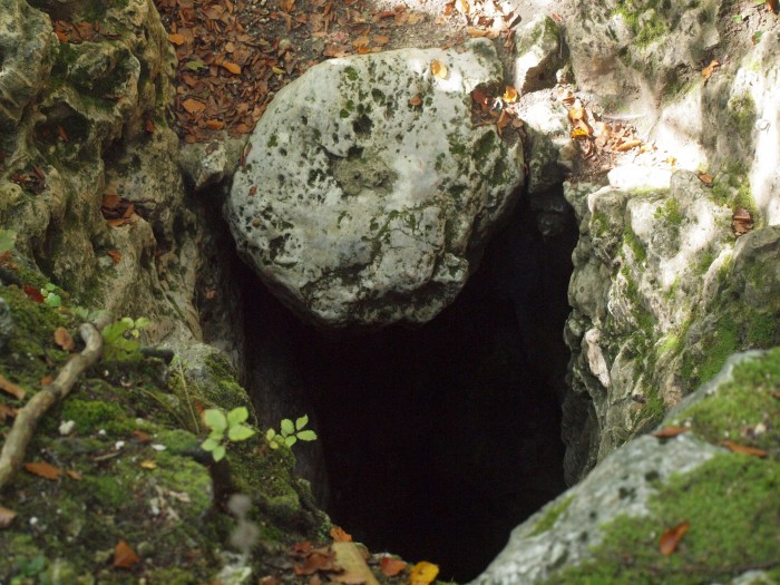 Jedna z jaskiń - studnia