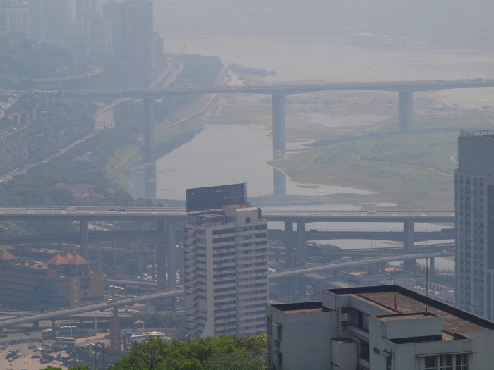 Chongquing - widok z tarasu - drogi, rzeka Jangcy i smog