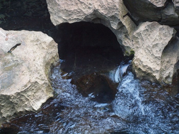 Potok wypływający ze skał