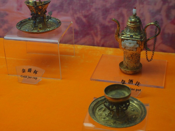 Grobowce Cesarzy z Dynastii  Ming - naczynia z okresu panowania Dynastii