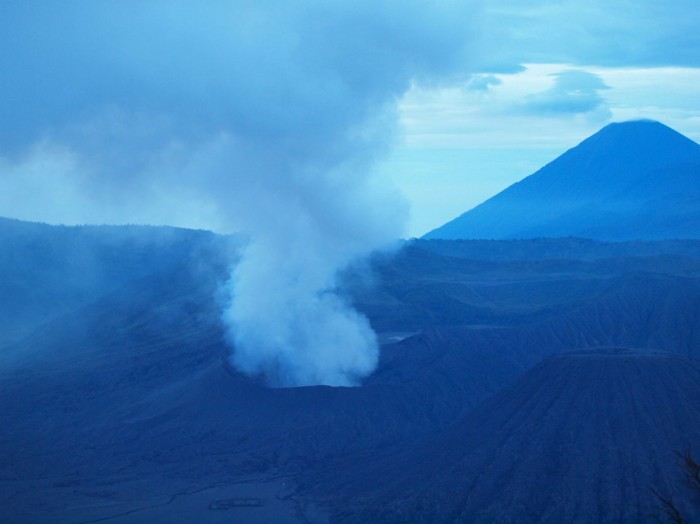 Wulkan Bromo - 2392 m, z tyłu Semeru też dymi - 3676m