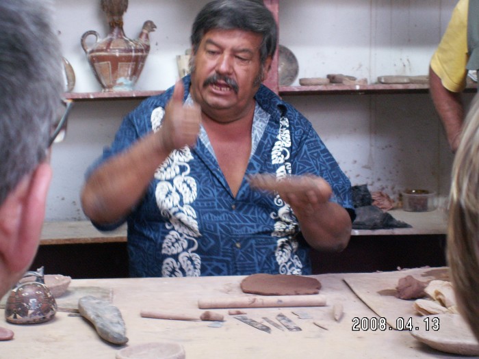 Rzeźbiarz, garncarz wyrabia wyroby z kultury Nasca