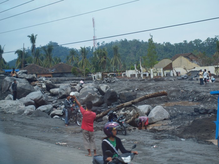 Zniszczenia po wybuchu wulanu Merapi