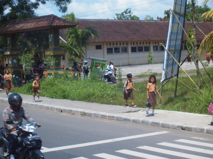 Dzieci w drodze ze szkoły