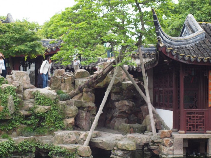 Suzhou - zwiedzamy Ogród Mistrza Sieci  - skały, pawilon  i rośliny