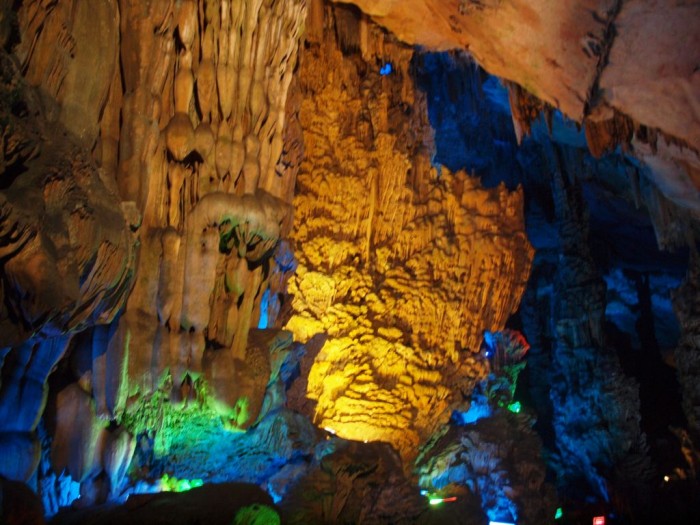 Zwiedzamy Jaskinie Trzcinowego Fletu - kolorowo oświetlona