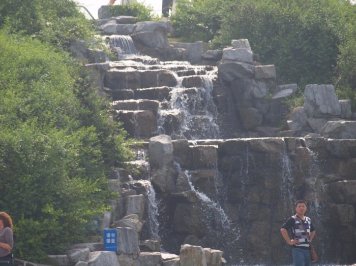Sztuczny wodospad obok tarasu widokowego