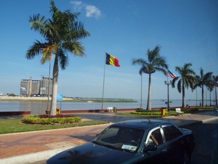 Obok hotelu nad Mekongiem