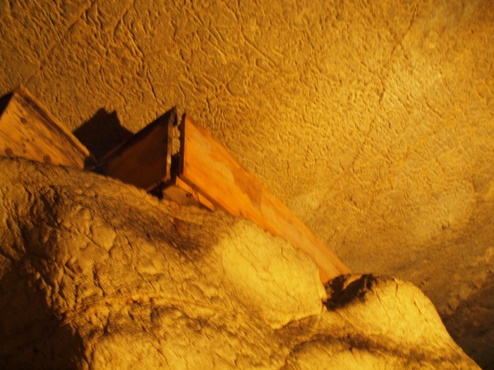Londa - trumny w jaskiniach