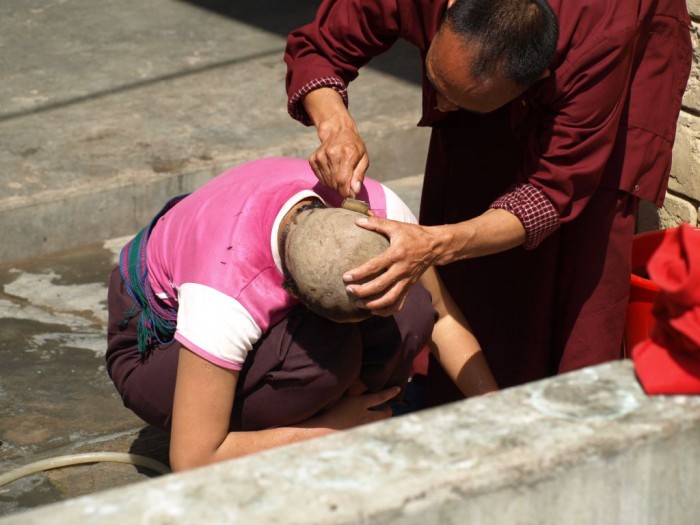 Golenie głowy mniszki w klasztorze