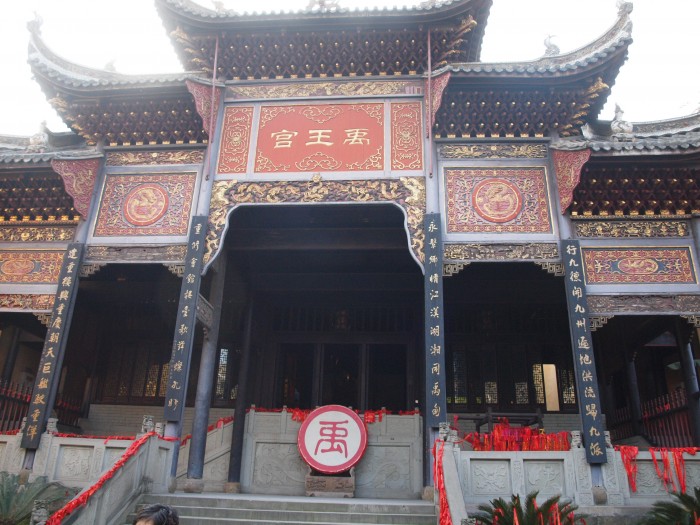 Dom spotkań - wejście do świątyni - czerwone wstążki to modlitwy