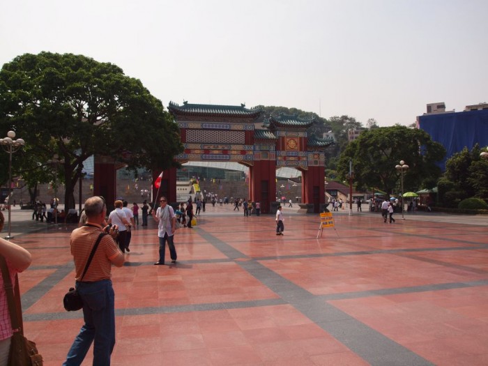 Plac przed wejściem do Muzeum Trzech Przełomów