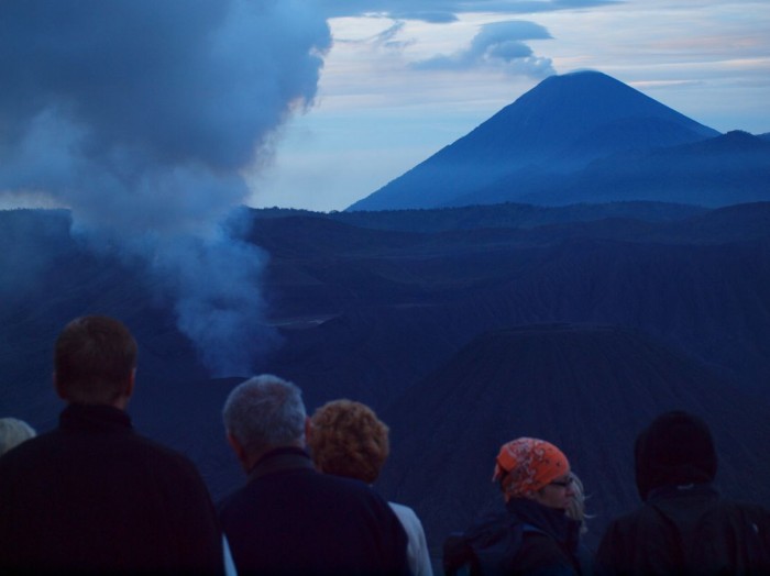 Wulkan Bromo - 2392 m, z tyłu Semeru też dymi - 3676m