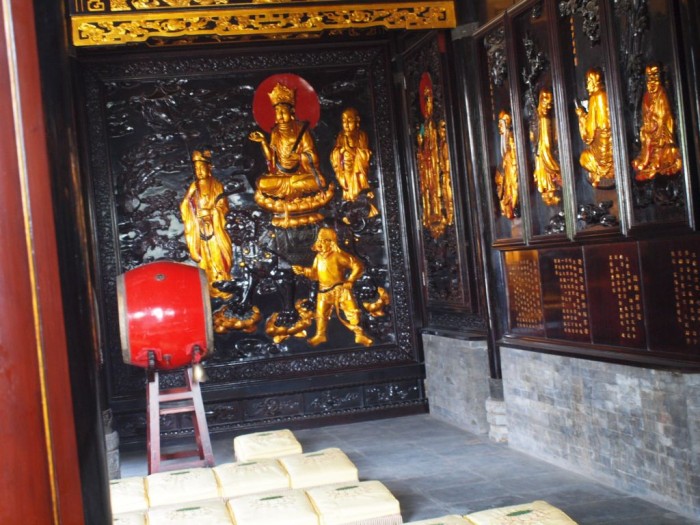 Pagoda Dzikich Gęsi  -  pawilon z Buddą i świętymi mnichami