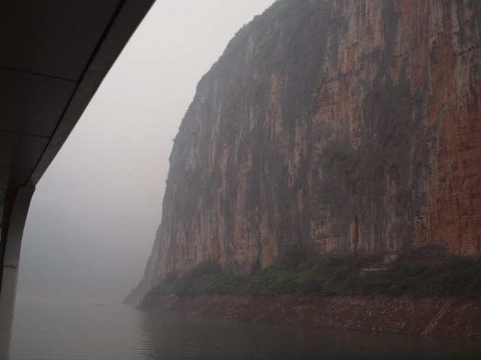 Wpływamy do przełomu Qutang Xia - 8 km, ściany 100m wysokości
