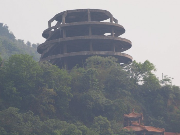 Zabudowania nad Jangcy - wieża widokowa  w budowie
