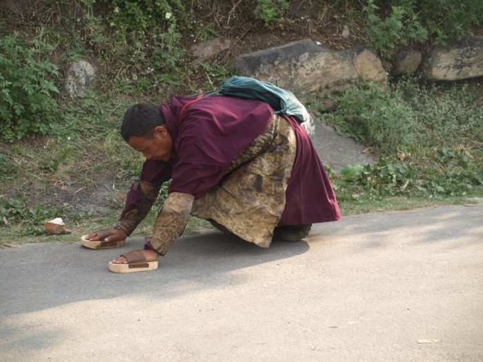 Pielgrzym w drodze do  klasztoru Kyichu Lhakhang