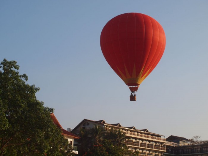 Balon nad hotelem